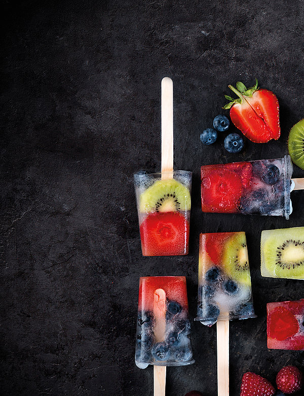Bâtonnets de glace à la pastèque avec fruits multicolores